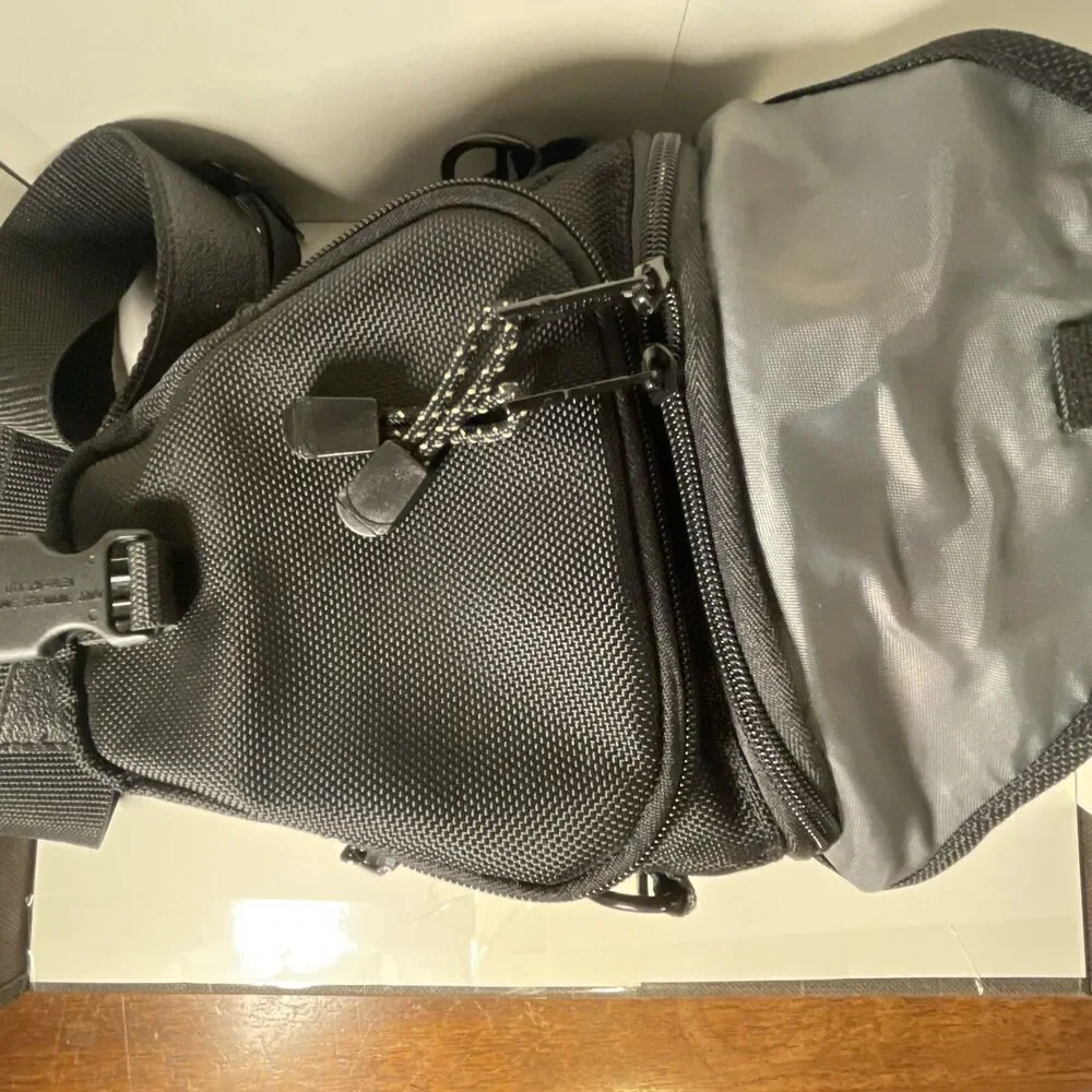 Tamrac Camera Bag Black 5683 SLR DSLR Adjustable Strap Pockets Handle Mint Cond